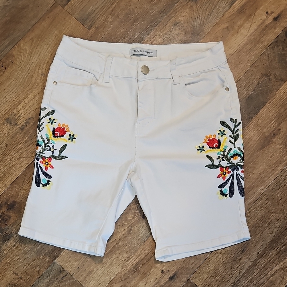 👖Oak & Poppy Women's White Embroidered Shorts